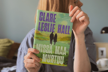 @anniinasbooks Missä maa murtuu -kirjan kanssa.